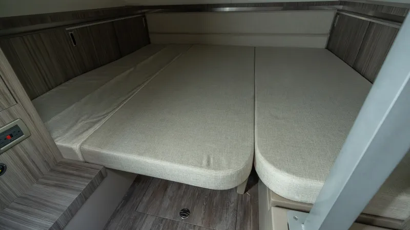 Slide: The Image of Sea Ray Sundancer 320 Outboard 2026 - 34