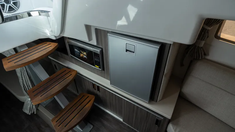 Slide: The Image of Sea Ray Sundancer 320 Outboard 2026 - 35