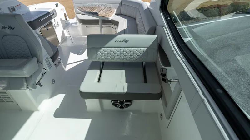 Slide: The Image of Sea Ray Sundancer 320 Outboard 2026 - 36