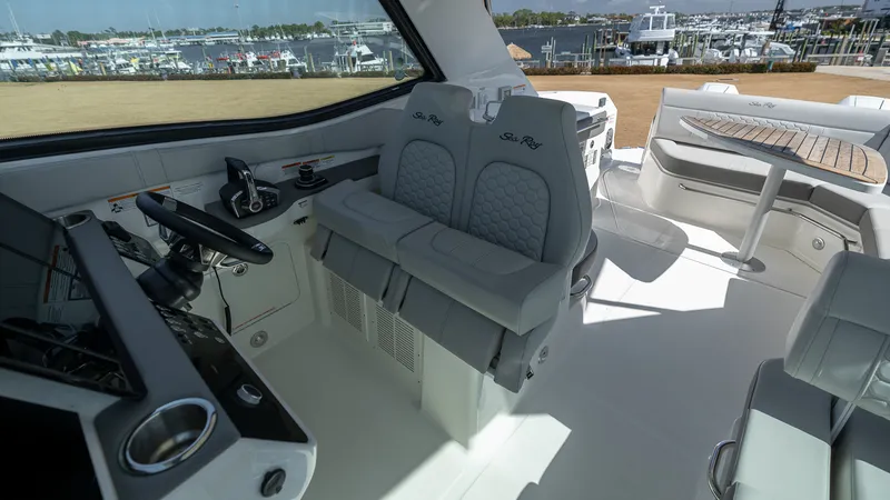 Slide: The Image of Sea Ray Sundancer 320 Outboard 2026 - 37