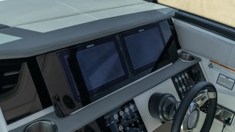 Slide: The Image of Sea Ray Sundancer 320 Outboard 2026 - 42