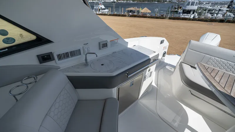 Slide: The Image of Sea Ray Sundancer 320 Outboard 2026 - 51