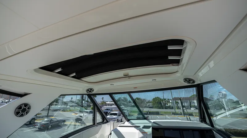 Slide: The Image of Sea Ray Sundancer 320 Outboard 2026 - 59