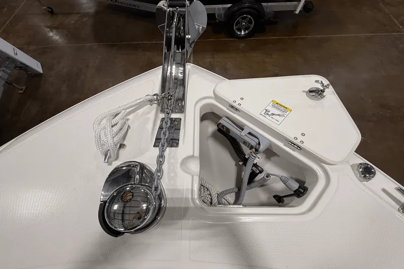 Slide: The Image of Boston Whaler 250 Outrage 2026 - 10