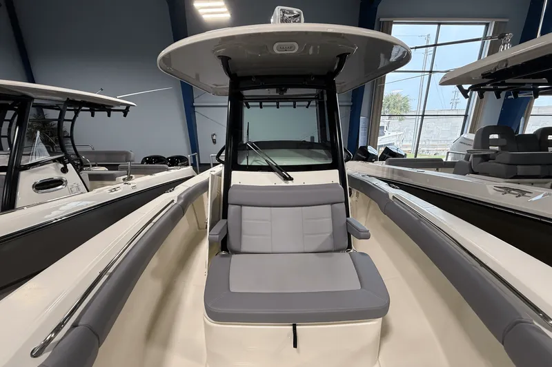 Slide: The Image of Boston Whaler 250 Outrage 2026 - 11