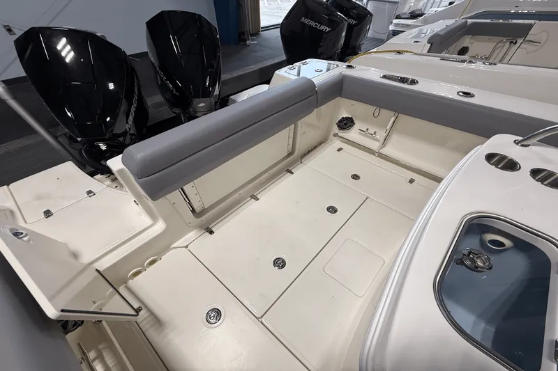 Slide: The Image of Boston Whaler 250 Outrage 2026 - 4