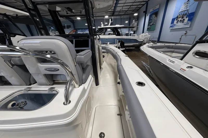 Slide: The Image of Boston Whaler 250 Outrage 2026 - 6