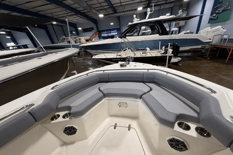 Slide: The Image of Boston Whaler 250 Outrage 2026 - 9
