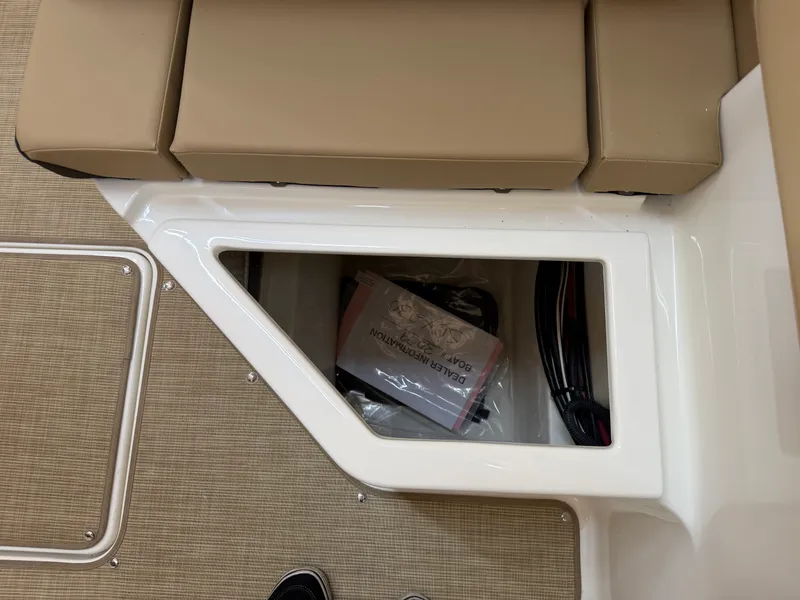 Slide: The Image of Sea Ray SDX 230 2026 - 25