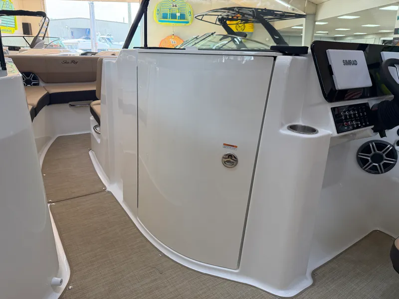 Slide: The Image of Sea Ray SDX 230 2026 - 43