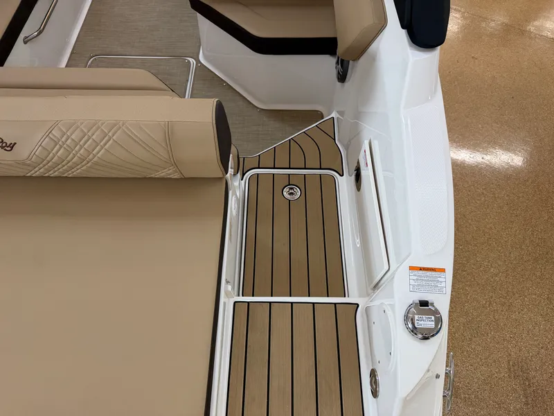 Slide: The Image of Sea Ray SDX 230 2026 - 15