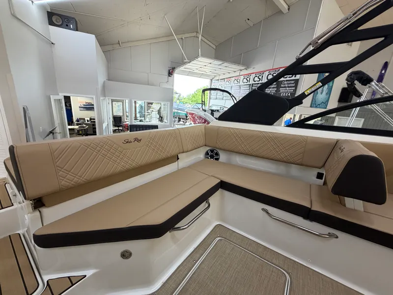 Slide: The Image of Sea Ray SDX 230 2026 - 18