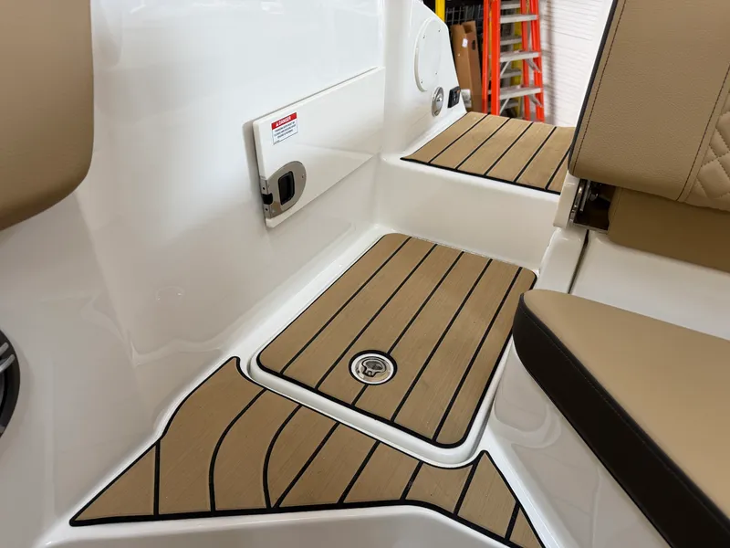 Slide: The Image of Sea Ray SDX 230 2026 - 16