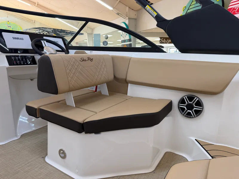 Slide: The Image of Sea Ray SDX 230 2026 - 24