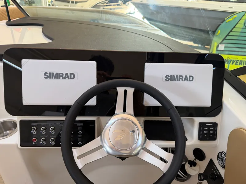 Slide: The Image of Sea Ray SDX 230 2026 - 30