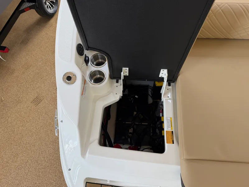 Slide: The Image of Sea Ray SDX 230 2026 - 13