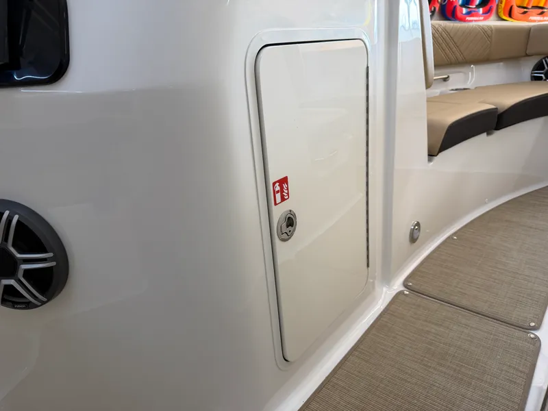 Slide: The Image of Sea Ray SDX 230 2026 - 41