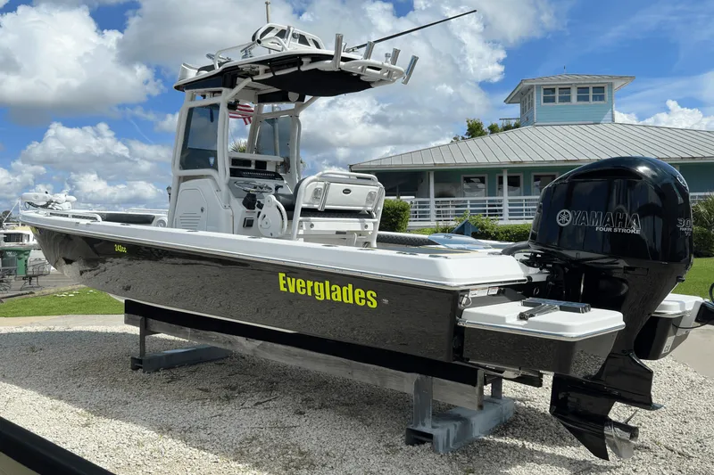 Slide: The Image of Everglades 243 CENTER CONSOLE 2017 - 2