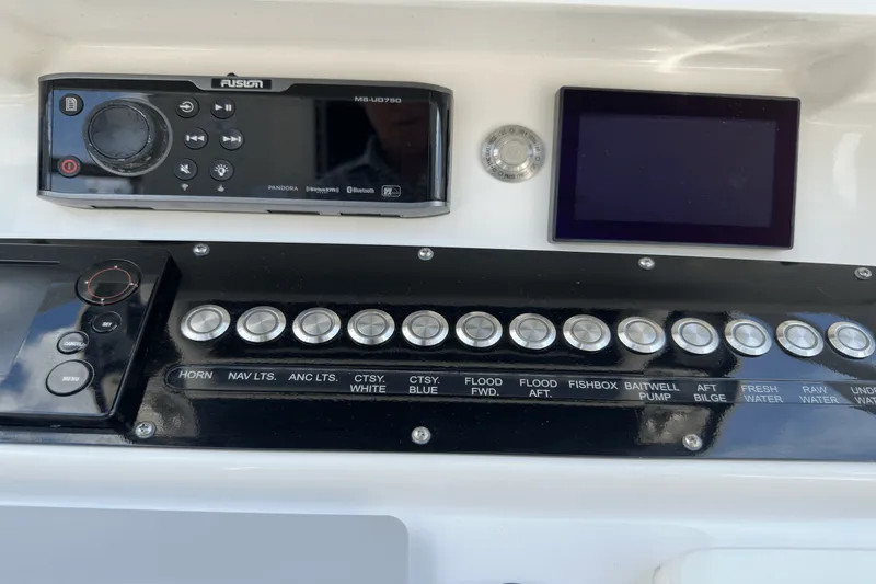 Slide: The Image of Everglades 243 CENTER CONSOLE 2017 - 7