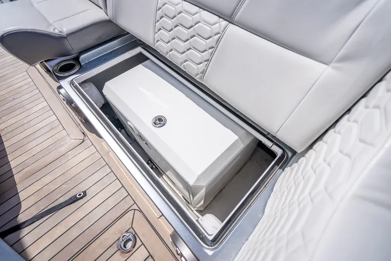 Slide: The Image of Nortech 500 Sport Center Console 2022 - 45