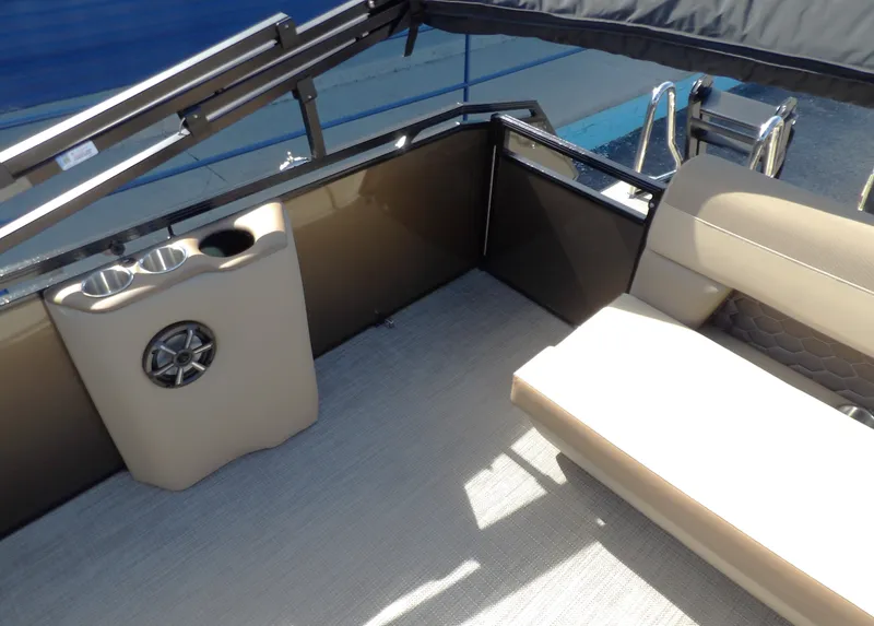 Slide: The Image of Veranda VR235L 2026 - 15