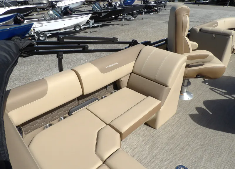 Slide: The Image of Veranda VR235L 2026 - 18