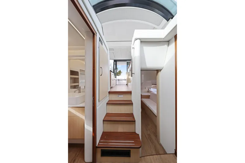 Slide: The Image of Regal 38 XO 2024 - 31