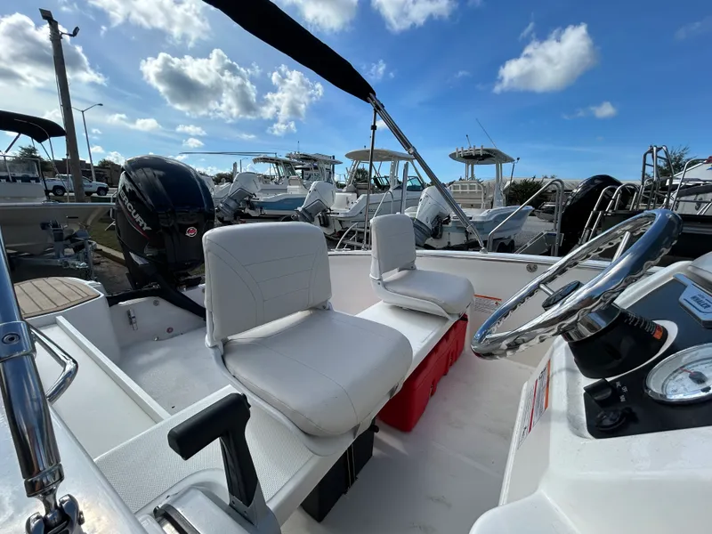 Slide: The Image of Boston Whaler 160 Super Sport 2026 - 9
