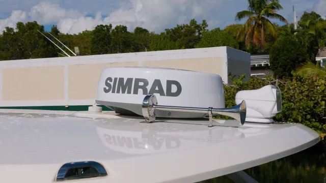Slide: The Image of Boston Whaler 320 Vantage 2023 - 19