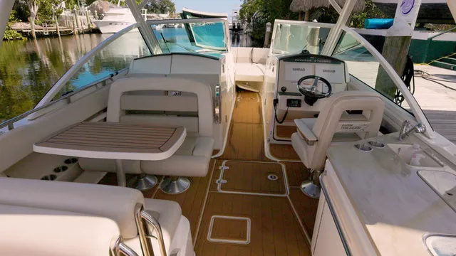 Slide: The Image of Boston Whaler 320 Vantage 2023 - 12