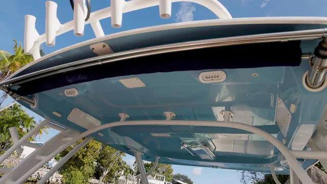 Slide: The Image of Boston Whaler 320 Vantage 2023 - 20