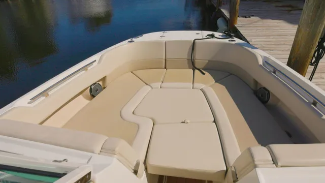 Slide: The Image of Boston Whaler 320 Vantage 2023 - 18