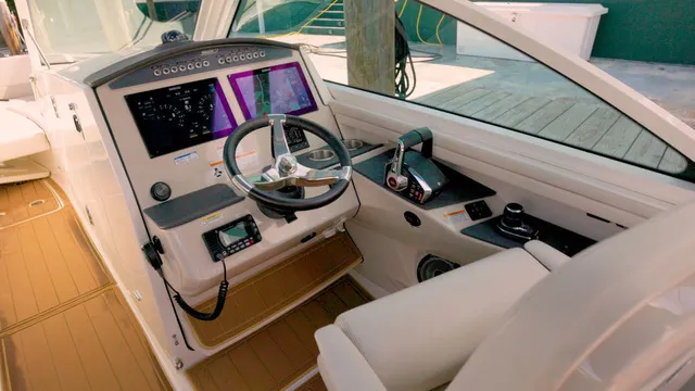 Slide: The Image of Boston Whaler 320 Vantage 2023 - 17