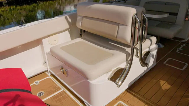 Slide: The Image of Boston Whaler 320 Vantage 2023 - 13