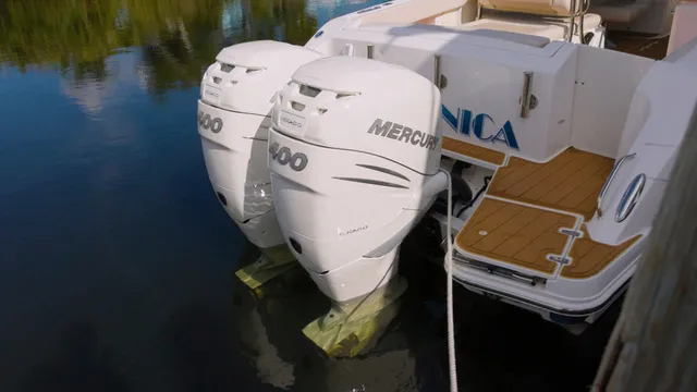 Slide: The Image of Boston Whaler 320 Vantage 2023 - 3