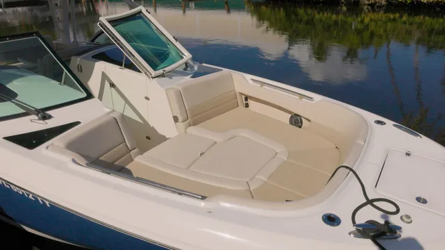 Slide: The Image of Boston Whaler 320 Vantage 2023 - 5