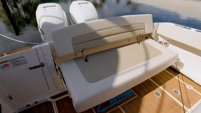 Slide: The Image of Boston Whaler 320 Vantage 2023 - 14