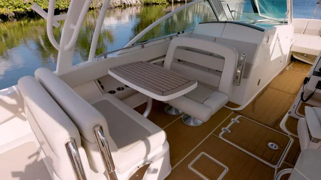 Slide: The Image of Boston Whaler 320 Vantage 2023 - 4