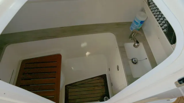 Slide: The Image of Boston Whaler 320 Vantage 2023 - 11