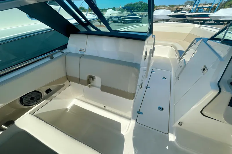Slide: The Image of Boston Whaler 240 Vantage 2026 - 11