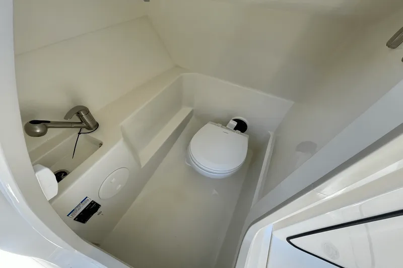 Slide: The Image of Boston Whaler 240 Vantage 2026 - 12