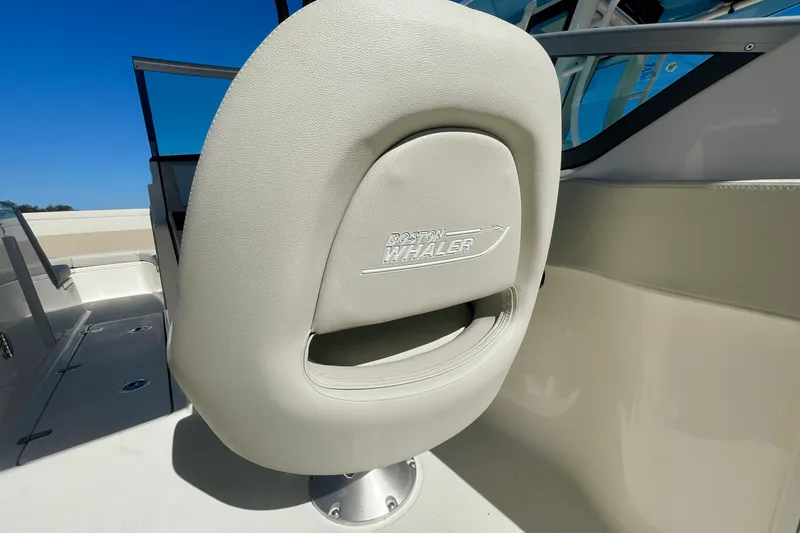 Slide: The Image of Boston Whaler 240 Vantage 2026 - 13