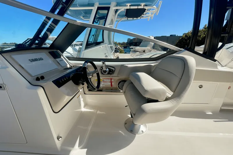 Slide: The Image of Boston Whaler 240 Vantage 2026 - 14