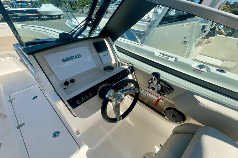Slide: The Image of Boston Whaler 240 Vantage 2026 - 15