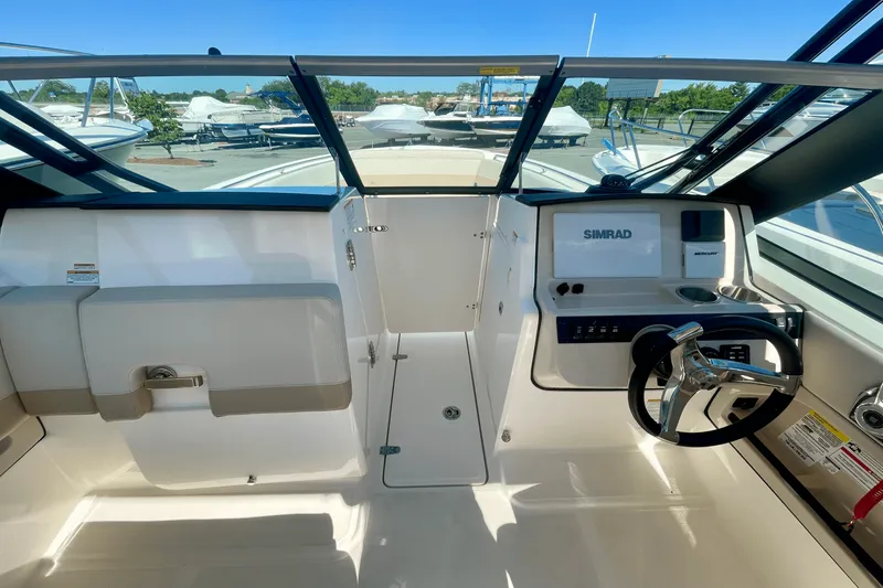 Slide: The Image of Boston Whaler 240 Vantage 2026 - 17