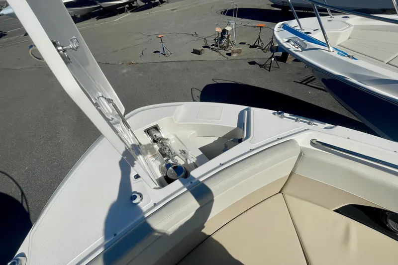 Slide: The Image of Boston Whaler 240 Vantage 2026 - 19