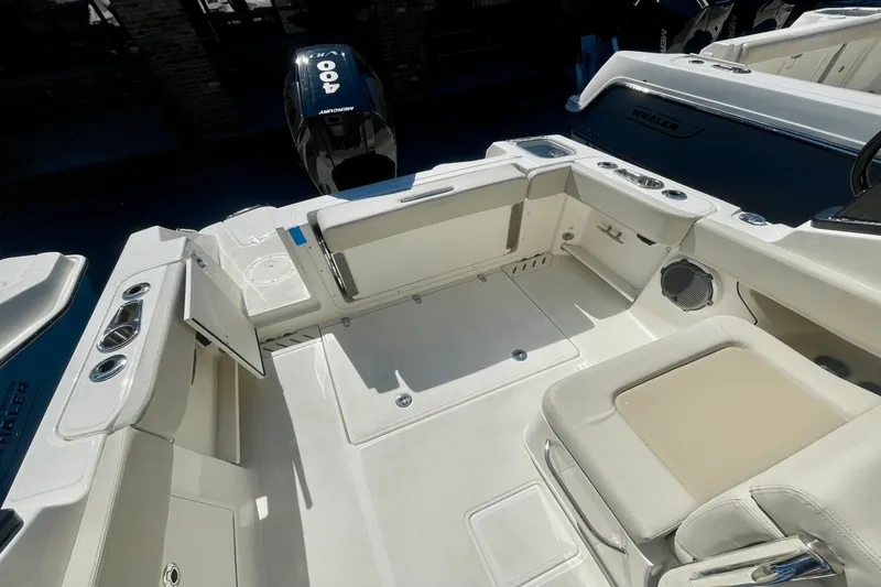 Slide: The Image of Boston Whaler 240 Vantage 2026 - 2