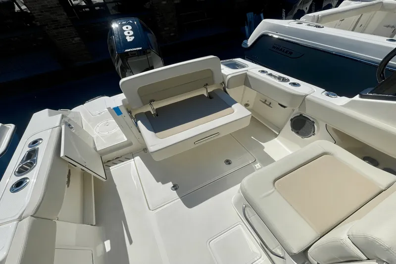 Slide: The Image of Boston Whaler 240 Vantage 2026 - 3