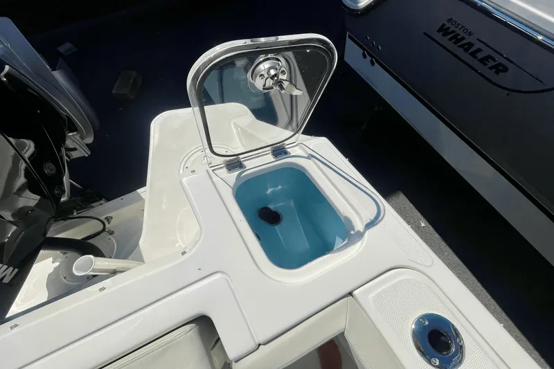 Slide: The Image of Boston Whaler 240 Vantage 2026 - 5