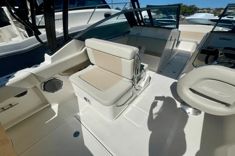 Slide: The Image of Boston Whaler 240 Vantage 2026 - 6